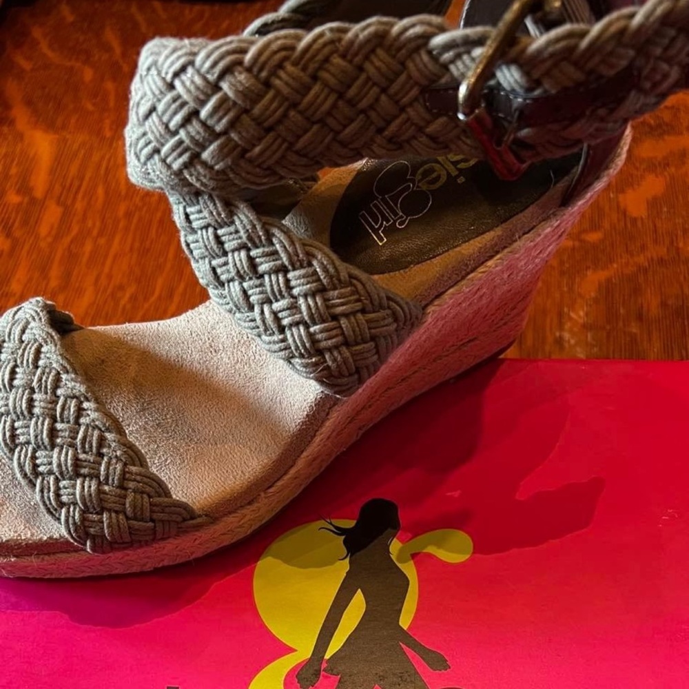 Kensie girl, size 8.5, only worn a few times, green